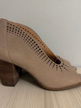 Lucky Brand Taupe Peep-Toe Block ankle booties size 10